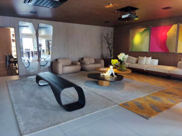 Móveis com desenhos mais curvos dão movimento ao ambiente por Karine Nobre