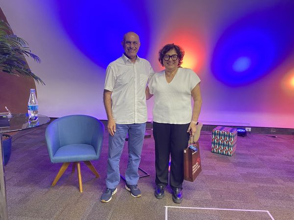 O diretor de jornalismo da Rede Gazeta, Abdo Chequer e a professora Elizabeth Saad no primeiro dia de programação da InovaWeek