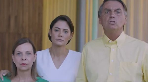 O presidente e candidato à reeleição pelo PL, Jair Bolsonaro, gravou vídeo ao lado da primeira-dama, Michelle Bolsonaro, e da representante de Juan Guaidó no Brasil, María Teresa Belandria (à esquerda) 