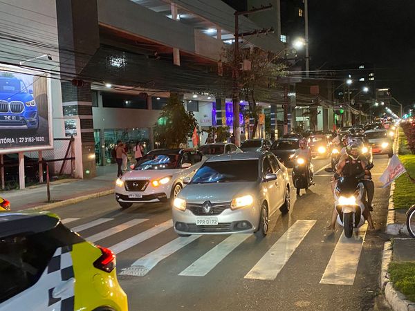 Trânsito fica lento durante protesto desta terça-feira (18). por Gedyson Viana
