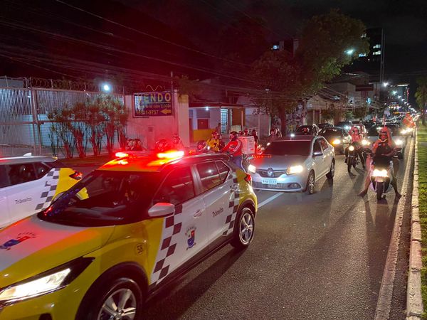 Trânsito fica lento durante protesto desta terça-feira (18). por Gedyson Viana