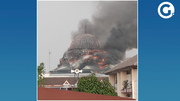 Mesquita do Centro Islâmico de Jacarta, na Indonésia, foi tomada por chamas