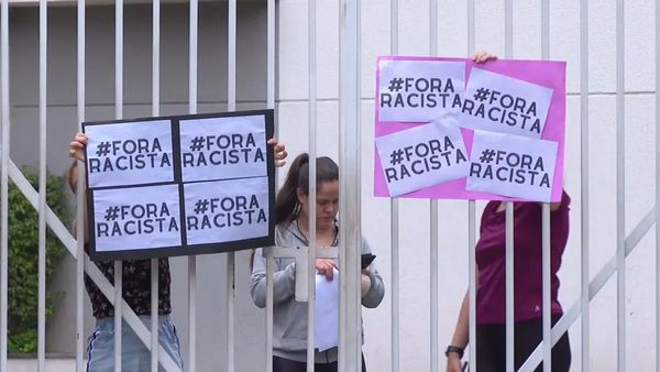Moradores do condomínio onde Eddy Jr. morava, em São Paulo, fazem protesto contra a vizinha acusada de racismo pelo humorista