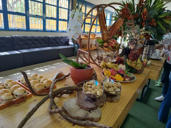 Os participantes do evento foram recebidos com um delicioso café da manhã do buffet Leve Me por Lara Mireny