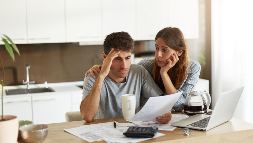 Casal com dívidas, boletos, negativados