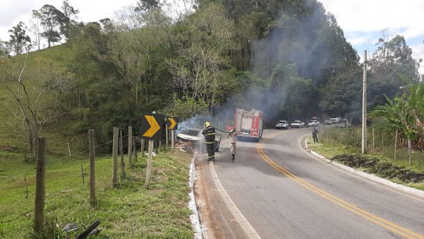 Acidente com carro deixa rodovia interditada em Alegre