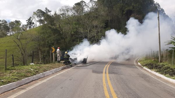 O acidente envolveu um carro Corolla e deixou a BR 482 interditada em Alegre por 3° BPMES