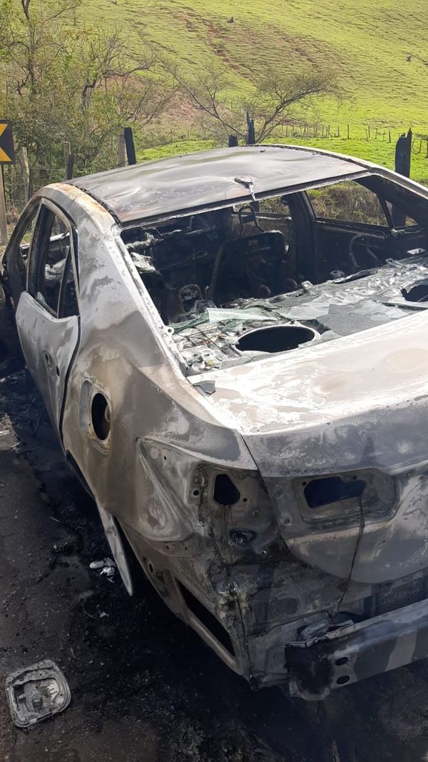 O acidente envolveu um carro Corolla e deixou a BR 482 interditada em Alegre por 3° BPMES