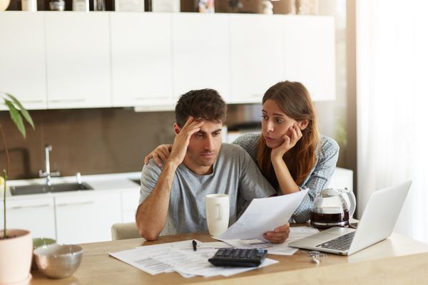 Casal com dívidas, boletos, negativados
