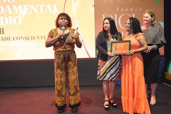 Professora recebe premiação