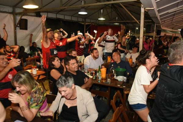 Torcida do Flamengo lotou bares no bairro Praia do Canto, em Vitória