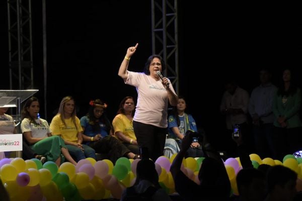 Às vésperas do segundo turno, ex-ministra e senado eleita do DF, Damares Alves discursa em evento "Mulheres com Bolsonaro", em Vitória por Vitor Jubini/AG