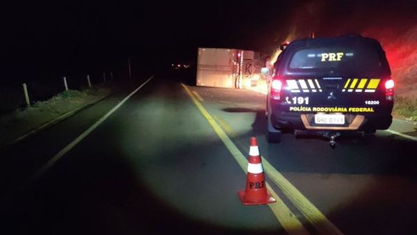 Caminhão tomba em acidente na BR 259, em Baixo Guandu