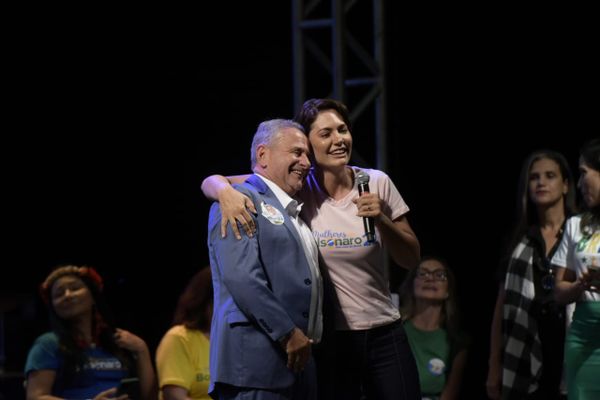 Carlos Manato e Michelle Bolsonaro em evento de campanha em Vitória