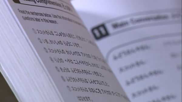 Livro em japonês por Carlos Barros | TV Gazeta Sul