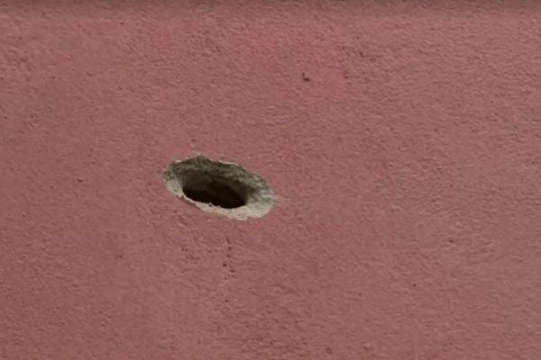 Marca de tiro em parede após confronto entre criminosos e a PM em Cobi de Baixo