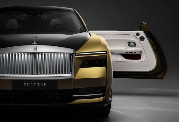 Modelo é o  primeiro super cupê elétrico ultraluxuoso do mundo por Rolls-Royce/Divulgação