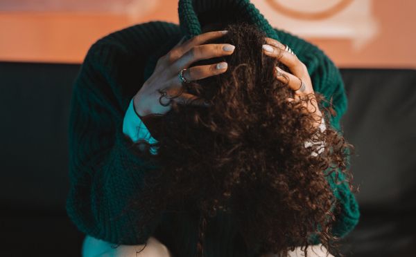 Mulher vítima de racismo