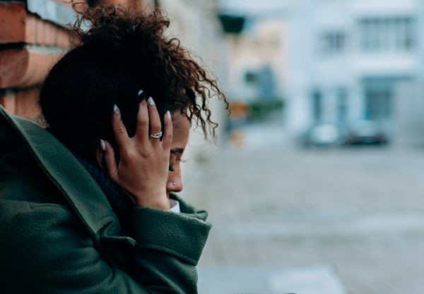 Mulher vítima de racismo