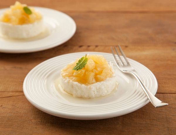 Pudim de tapioca com abacaxi e hortelã