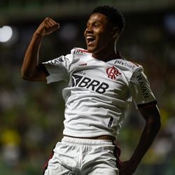 O Cruz-maltino negocia a contratação de Matheus França, de 21 anos, revelado pelo Flamengo