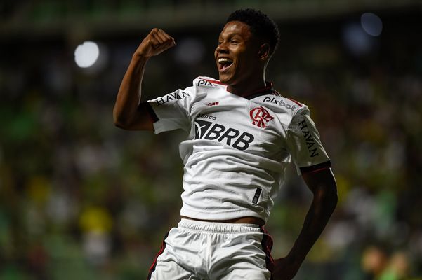 Matheus França comemora gol do Flamengo sobre o América-MG, no estádio Independência, pelo Campeonato Brasileiro