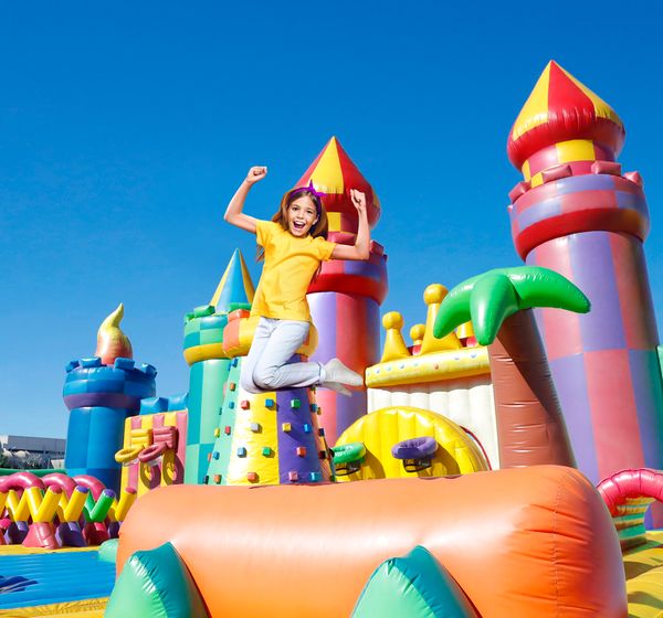 O Jump Around conta com escorregadores gigantes, pula-pulas, estruturas de escalada e pistas de obstáculos