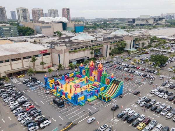 O Jump Around conta com escorregadores gigantes, pula-pulas, estruturas de escalada e pistas de obstáculos
