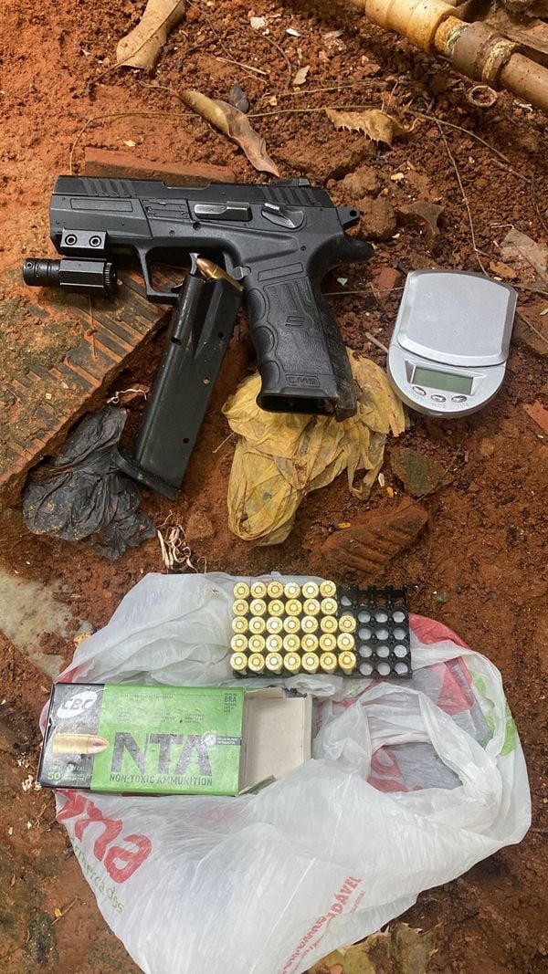 A polícia apreendeu uma arma, munição e balança de precisão por Divulgação \ PC