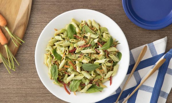 Salada de macarrão com pesto de rúcula
