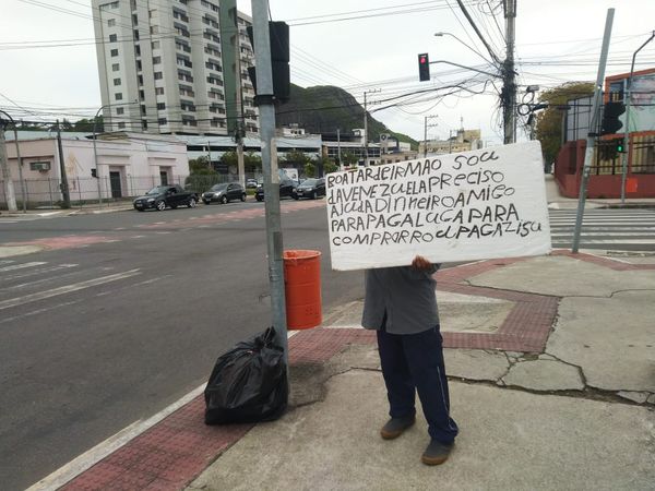 Venezuelano pede ajuda com cartaz em Vitória