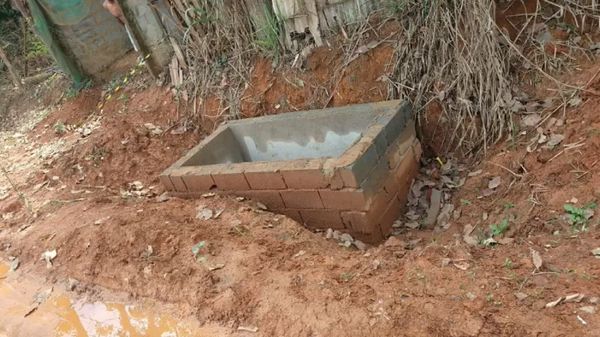 Vítima contou que prendeu o pé no barro enquanto caminhava na rua e acabou caindo em galeria pluvial