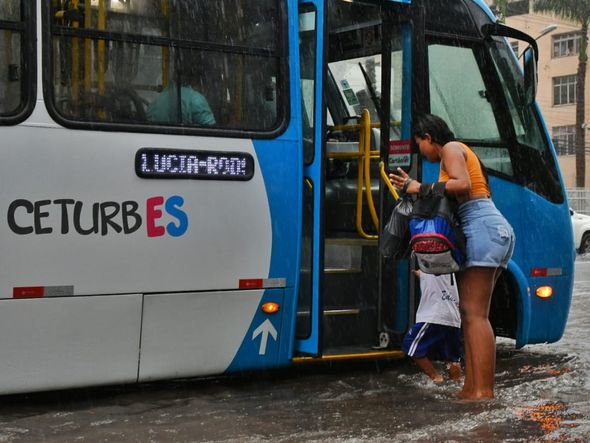 Chuvas em Vitória deixam ruas alagadas por Fernando Madeira