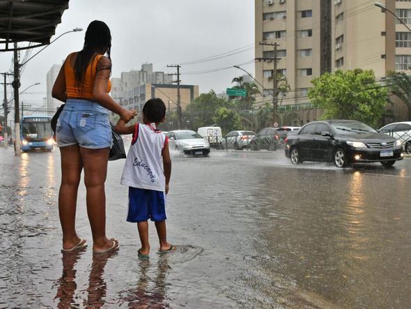 Moradores de Vitória ficam "ilhados" durante chuva por Fernando Madeira