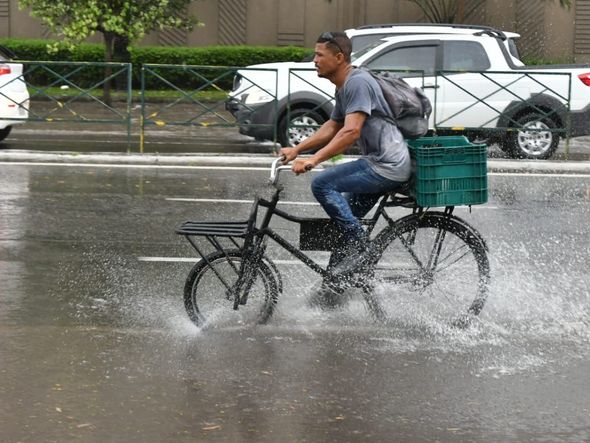 Moradores de Vitória ficam "ilhados" durante chuva por Fernando Madeira