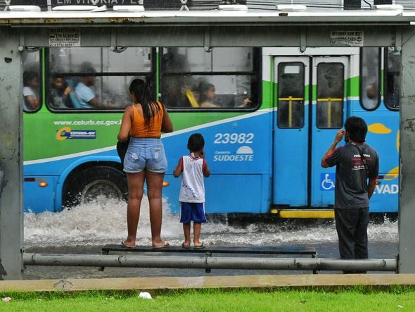 Moradores de Vitória ficam "ilhados" durante chuva por Fernando Madeira