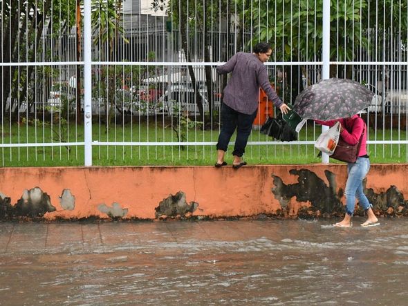 Moradores de Vitória ficam "ilhados" durante chuva por Fernando Madeira