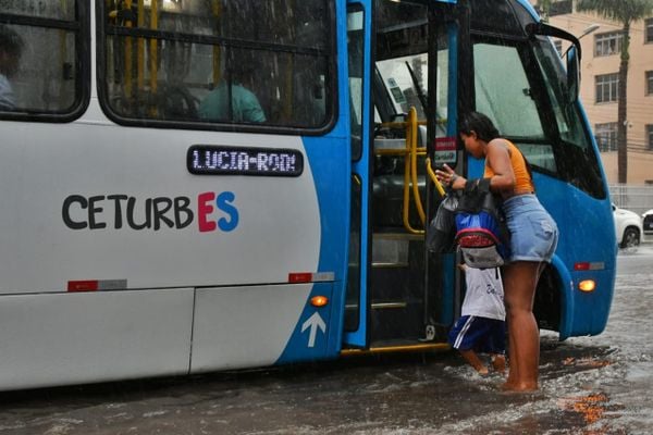 Chuvas em Vitória deixam ruas alagadas por Fernando Madeira