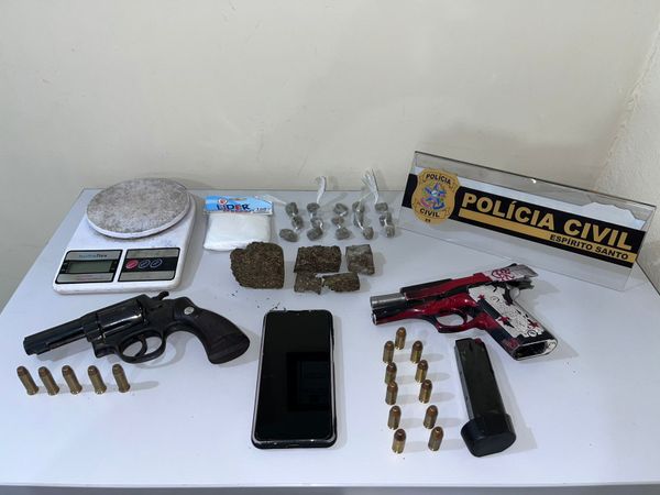 Drogas e armas apreendidas na casa de suspeito preso por tráfico em Regência, Linhares