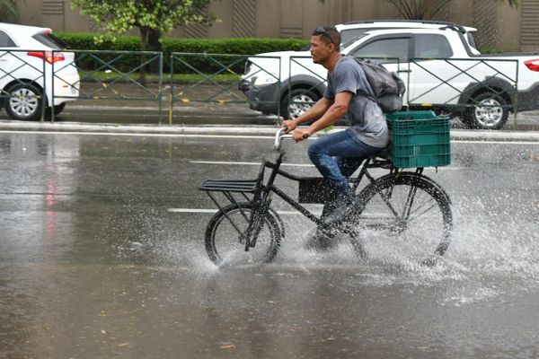 Moradores de Vitória ficam "ilhados" durante chuva por Fernando Madeira