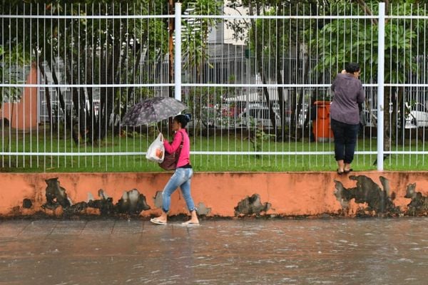 Moradores de Vitória ficam "ilhados" durante chuva por Fernando Madeira