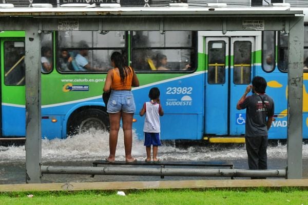 Moradores de Vitória ficam "ilhados" durante chuva por Fernando Madeira