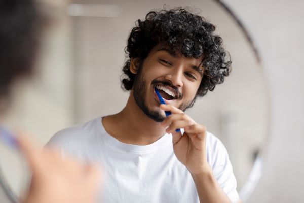 Saúde bucal: homem escovando os dentes