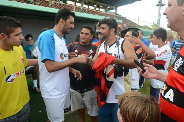 Um dos craques convidados para abrilhantar a partida foi o ex-lateral do Flamengo Athirson