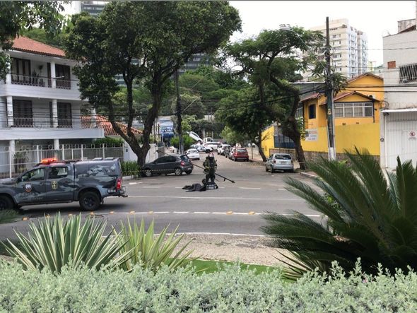 Esquadrão antibombas da PM e artefato "misterioso" por Priciele Venturini