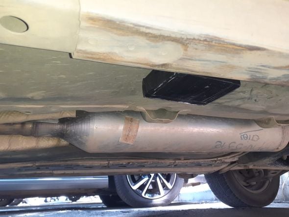 Objeto estranho que foi encontrado embaixo de um carro em Vitória por Leitor | A Gazeta