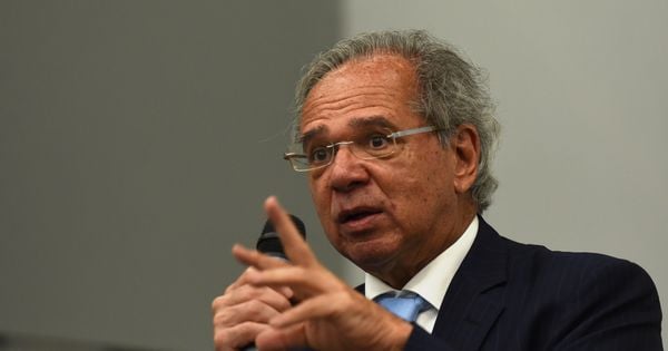 Em Vitória, Paulo Guedes defende tirar universidades do MEC