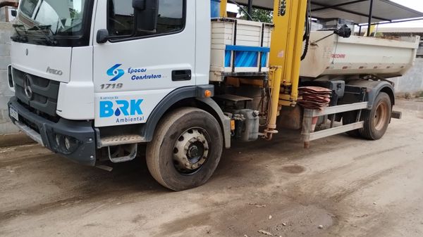 O caminhão da empresa BRK Ambiental foi o outro veículo envolvido no acidente no bairro Coramara, em Cachoeiro de Itapemirim por Telespectador | A Gazeta