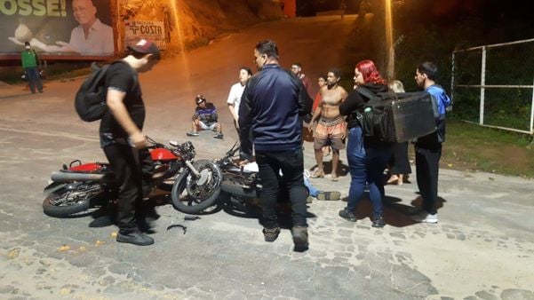 Acidente entre duas motos deixa dois feridos em Cachoeiro