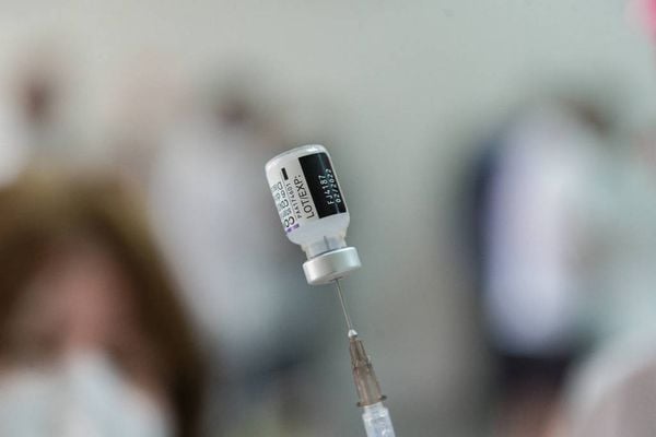 Enfermeiro prepara dose da vacina contra a Covid da Pfizer na UBS Santa Cecília, região central de São Paulo